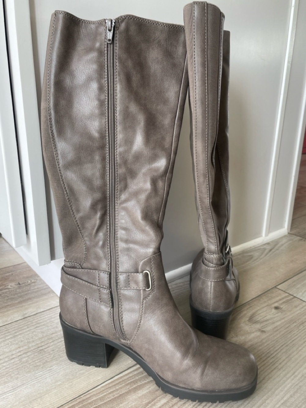 BareTraps Women Tempist boots size 10